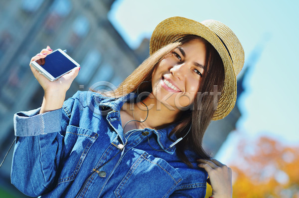 청춘(젊음) 동양인 사람 성인 여자 한명 JPG 포토 해외이미지 가방 거리 걷기 도시 라이프스타일 메시지 모바일 무선전화기 미소(표정) 백그라운드 봄 비즈니스 사무실 셔츠 스마트폰 아시아 얼굴 에너지 여름(계절) 여행 유행 이메일 인터넷 일본 자연 작업 중국 타이핑 태양 한국 해외202004 핸드폰