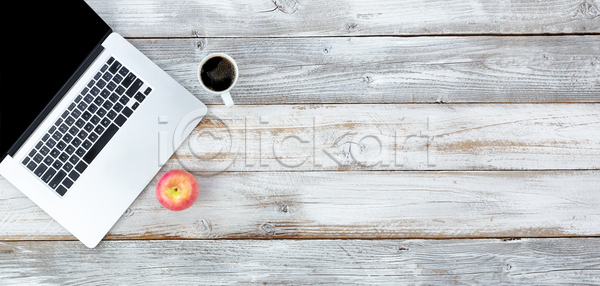 소통 사람없음 JPG 포토 해외이미지 과일 노트북 머리위 무선전화기 백그라운드 사과 사무실 시골 아침 와이파이 음료 음식 직장 책상 카피스페이스 커피 컴퓨터 키보드 탁자 해외202004 해외포토 흰색