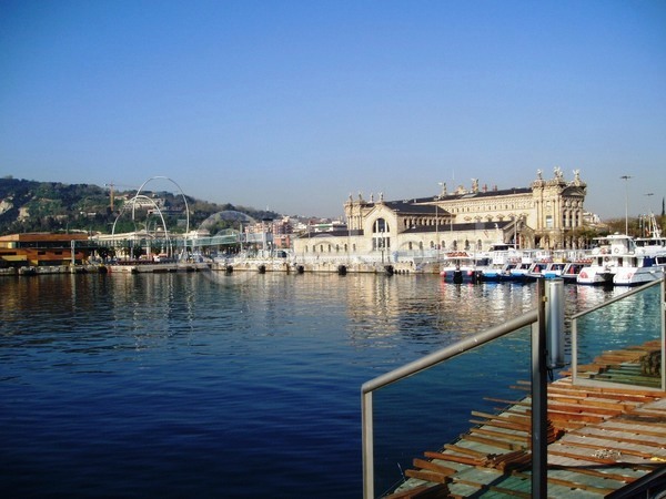 사람없음 JPG 포토 해외이미지 건축양식 공원 물 바다 바르셀로나 박물관 언덕 올림픽 요트 파란색 포트 하늘 항구 해외202004