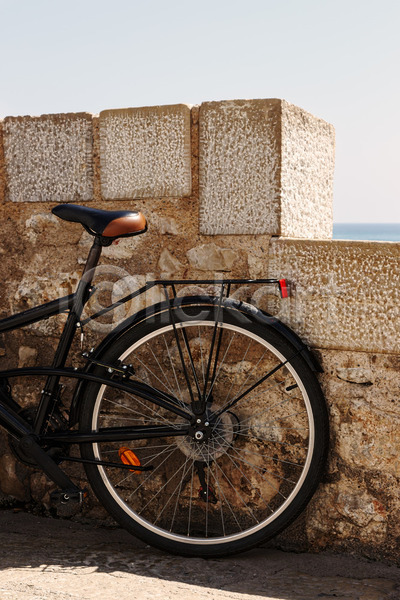 사람없음 JPG 포토 해외이미지 건물 고립 교통시설 기댐 도시 디자인 묘사 바퀴 반대 백그라운드 벽 스타일 여행 자전거 주차 해외202004