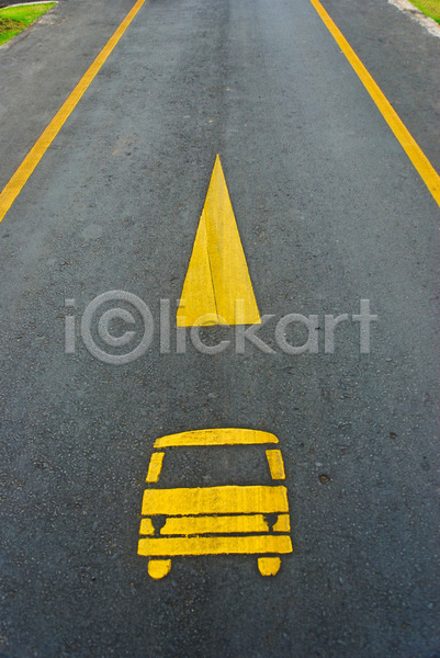 사람없음 JPG 포토 해외이미지 거리 노란색 도로표지판 방법 백그라운드 버스 사인 안전 자동차 질감 해외202004