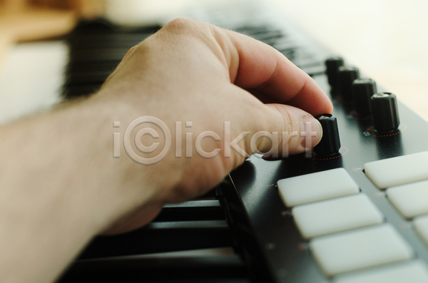 화목 한명 JPG 포토 해외이미지 검은색 기구 놀이 디지털 멜로디 뮤지컬 미술 설정 소리 손 열쇠 오디오 오르간 음악 전자 키보드 피아노(악기) 해외202004 흰색
