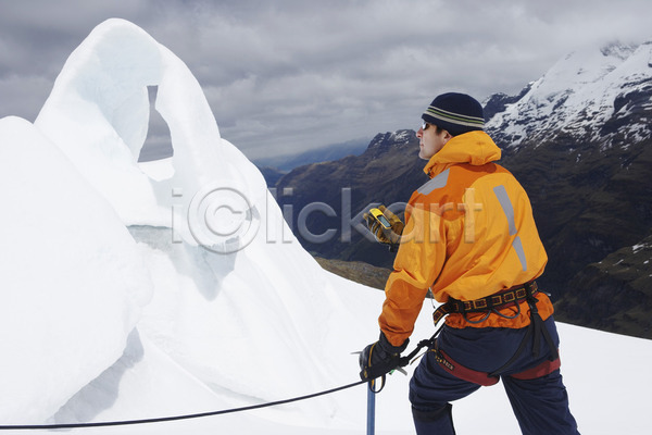 30대 남자 성인 성인남자한명만 한명 JPG 뒷모습 포토 해외이미지 겨울 나침반 뉴질랜드 도전 들기 등산 밧줄 산 상반신 서기 설산 야외 얼음 응시 잡기 장비 재킷 주간 트래킹 하이커 하이킹 해외202004