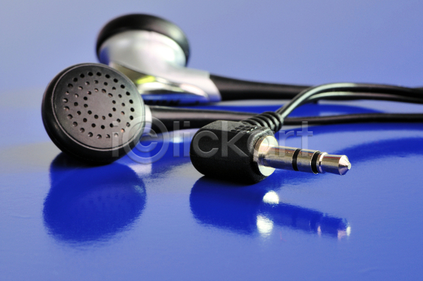 사람없음 JPG 포토 해외이미지 공구 금속 듣기 반사 소리 스테레오 연결 오디오 오브젝트 장비 전기 철사 컴퓨터 통신 파란색 플러그 해외202004 헤드폰