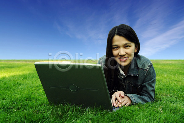 여유 10대 사람 여자 한명 JPG 포토 해외이미지 거짓말 공원 노트북 미소(표정) 밭 스터디 야외 컴퓨터 파란색 하늘 학생 해외202004