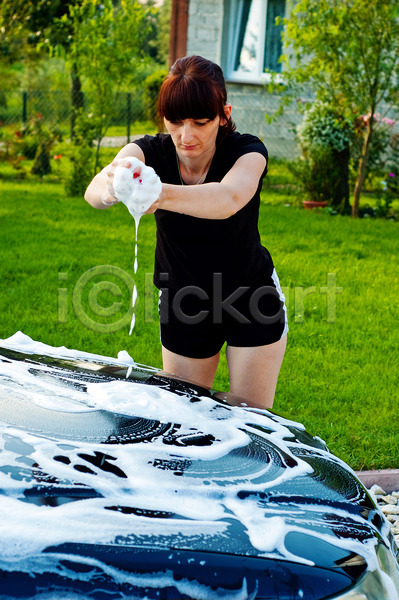 여자 한명 JPG 포토 해외이미지 거품 물 빨래 씻기 자동차 작업 직업 청소 해외202004