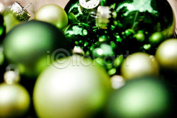 사람없음 JPG 근접촬영 소프트포커스 포토 해외이미지 실내 오너먼트 오브젝트 장식볼 초록색 크리스마스 크리스마스장식 해외202004
