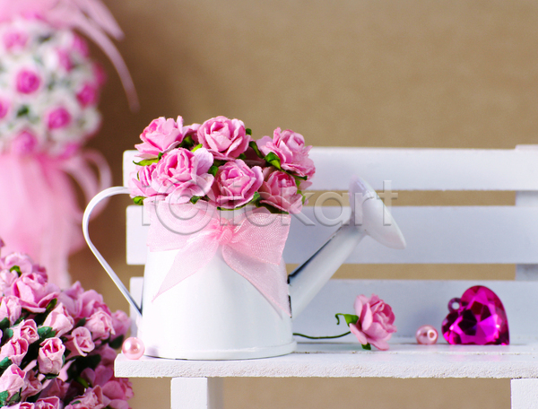 사랑 사람없음 JPG 포토 해외이미지 결혼 꽃 꽃무늬 내추럴 목재 물뿌리개 발렌타인데이 백그라운드 분홍색 식물 의자 자연 장미 장식 종이 초록색 하트 해외202004 흰색
