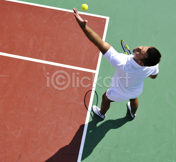 남자 성인 성인남자한명만 한명 JPG 뒷모습 포토 하이앵글 해외이미지 던지기 들기 서기 야외 잡기 전신 주간 테니스 테니스공 테니스라켓 테니스선수 테니스장 해외202004