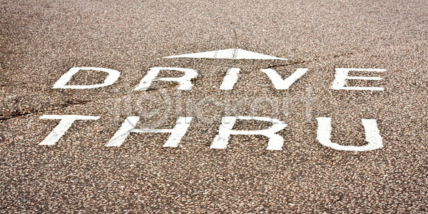 사람없음 JPG 포토 해외이미지 그리기 기록 도로 땅바닥 방향 사인 설명 콘크리트 테이크아웃 텍스트 패스트푸드 페인트 해외202004 해외포토 화살 흰색