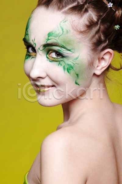백인 사람 여자 한명 JPG 포토 해외이미지 1 노란색 모델 바디페인팅 어깨 얼굴 요정 유럽 응시 초록색 해외202004 화장품 흰색