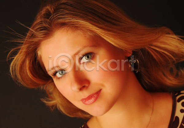 따뜻함 행복 여자 한명 JPG 포토 해외이미지 검은색 금발 눈(신체부위) 머리 미소(표정) 바람 어둠 조명 해외202004