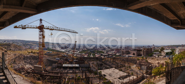 사람 사람없음 JPG 포토 해외이미지 건물 건축양식 기계 기중기 나무 도시 디자인 문화 아르메니아 야외 여행 옛날 외관 우주 장면 주택 지붕 지역 초록색 타운 풍경 하늘 해외202004 해외포토 협상