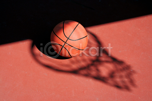 청춘(젊음) 사람없음 JPG 포토 해외이미지 그림자 농구 농구공 백그라운드 빨간색 카피스페이스 해외202004