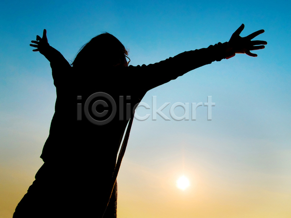 자유 희망 10대 사람 한명 JPG 실루엣 포토 해외이미지 독립 소원 오픈 일몰 태양 팔 펼침 표현 하늘 해외202004
