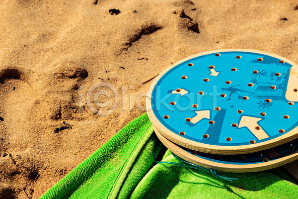 사람없음 JPG 포토 해외이미지 게임 공 놀이 라켓 맑음 모래 모래사장 바다 백그라운드 세트 수건 스포츠 야외 여름(계절) 오브젝트 일몰 장비 초록색 태양 테니스 파란색 해외202004 휴가