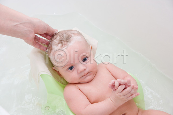 남자 남자아기한명만 신체부위 아기 한명 JPG 포토 해외이미지 거품 목욕 손 씻겨주기 아기용품 욕조 청결