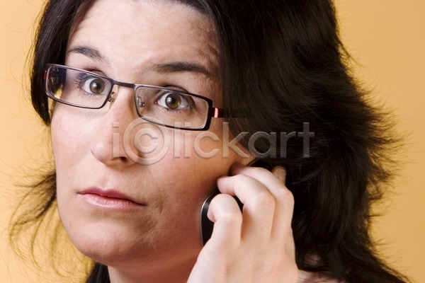 사람 여자 한명 JPG 포토 해외이미지 갈색머리 놀람 대화 말하기 머리 모델 모바일 비즈니스 상반신 생각 세포 셀룰러 심각 안경 전화기 통신 포즈 피부 해외202004 핸드폰