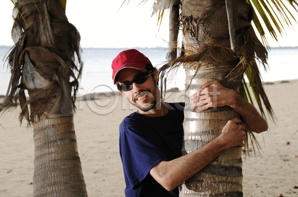 기쁨 보호 사랑 행복 남자 성인 한명 JPG 포토 해외이미지 나무 모래 선글라스 손바닥 식물 자연 질감 코코넛 포옹 해외202004 휴가