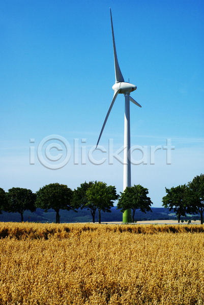 사람없음 JPG 포토 해외이미지 바람 발전기 방앗간 밭 봄 생태계 생태학 에너지 자연 초록색 칼날 파란색 풍차 하늘 해외202004 환경 흰색 힘