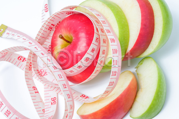 휴식 사람없음 JPG 포토 해외이미지 건강 과일 날씬함 다이어트 먹기 몸무게 백그라운드 빨간색 사과 얇은 적자 조각 초록색 최고 측정 해외202004 흰색