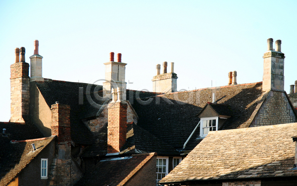 사람없음 JPG 포토 해외이미지 갈색 구름(자연) 굴뚝 맑음 벽돌 영국 잉글랜드 조약돌 주택 지붕 창문 하늘 해외202004