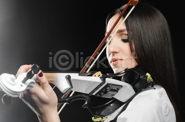성인 성인여자한명만 여자 한명 JPG 옆모습 포토 해외이미지 검은배경 들기 바이올리니스트 바이올린 상반신 실내 연주 음악 응시 해외202004