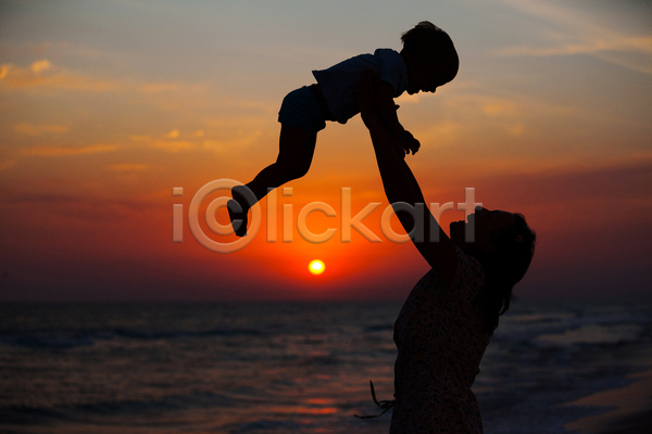 함께함 행복 남자 두명 성인 소년 어린이 여자 JPG 실루엣 포토 해외이미지 가족 그림자 들어올리기 바다 상반신 야외 여름(계절) 일몰 저녁 전신 해변 해외202004 휴가