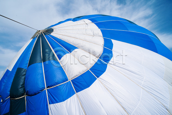 사람없음 JPG 포토 해외이미지 비행 야외 열기구 주간 파란색 풍경(경치) 하늘 해외202004 흰색