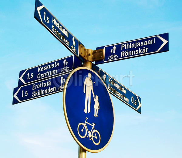 사람없음 JPG 포토 해외이미지 보행자 사인 자전거 지도 파란색 핀란드 하늘 해외202004 헬싱키 흰색