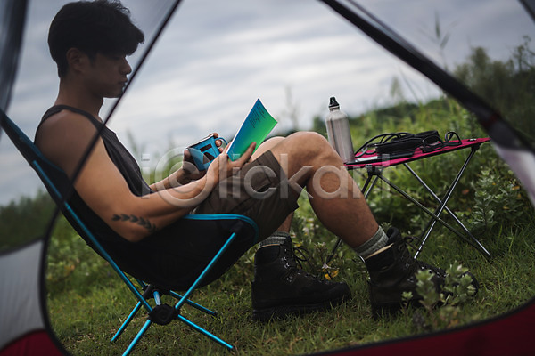 여유 휴식 20대 남자 성인 성인남자한명만 한국인 한명 JPG 옆모습 포토 독서 맨라이프 앉기 야외 여행 욜로라이프 의자 전신 제주도 주간 캠핑