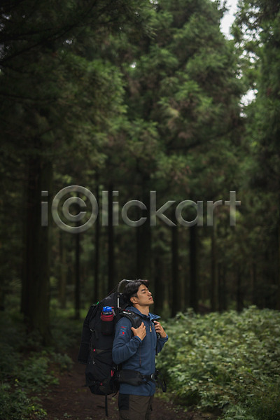 20대 남자 성인 성인남자한명만 한국인 한명 JPG 포토 나무 맨라이프 배낭 상반신 서기 숲속 안식처 야외 여행 욜로라이프 제주도 주간 캠핑