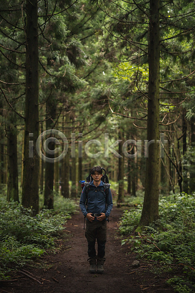 20대 남자 성인 성인남자한명만 한국인 한명 JPG 앞모습 포토 나무 맨라이프 서기 숲속 야외 여행 욜로라이프 전신 제주도 주간 캠핑