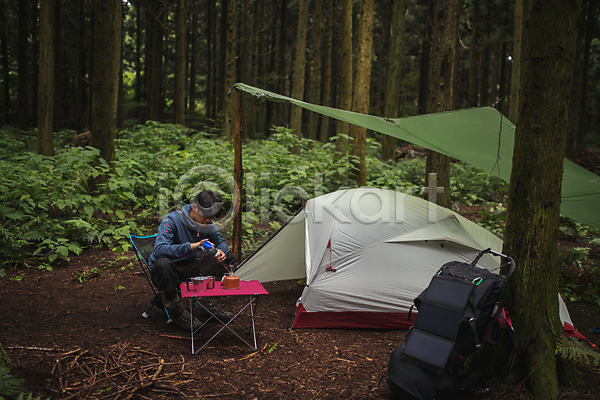 휴식 20대 남자 성인 성인남자한명만 한국인 한명 JPG 앞모습 포토 맨라이프 배낭 숲속 앉기 야외 여행 욜로라이프 전신 제주도 주간 캠핑 텐트