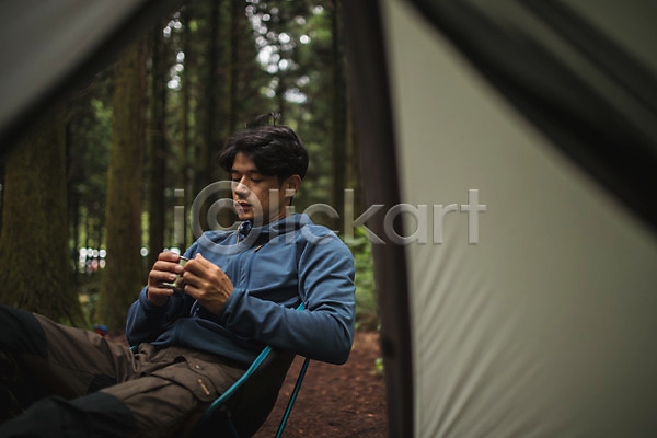 여유 티타임 휴식 20대 남자 성인 성인남자한명만 한국인 한명 JPG 앞모습 포토 맨라이프 상반신 숲속 앉기 야외 여행 욜로라이프 제주도 주간 캠핑 커피 텐트