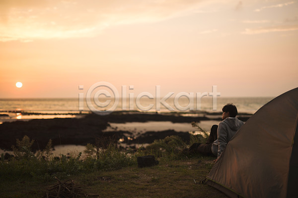 휴식 20대 남자 성인 성인남자한명만 한국인 한명 JPG 뒷모습 포토 노을 맨라이프 앉기 야외 여행 욜로라이프 전신 제주도 주간 캠핑 텐트