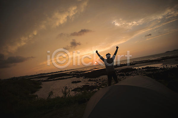 20대 남자 성인 성인남자한명만 한국인 한명 JPG 뒷모습 포토 노을 맨라이프 상반신 서기 야외 여행 욜로라이프 제주도 주간 캠핑 텐트 파이팅