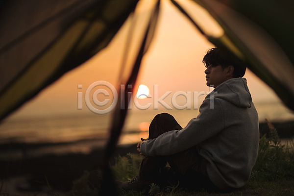 휴식 20대 남자 성인 성인남자한명만 한국인 한명 JPG 옆모습 포토 노을 맨라이프 앉기 야외 여행 욜로라이프 전신 제주도 주간 캠핑 텐트