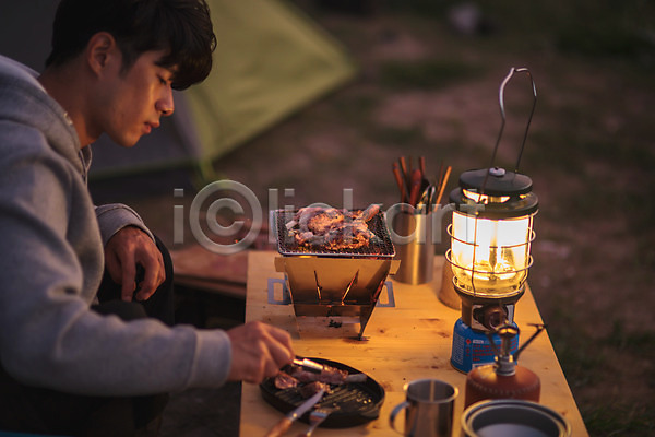 20대 남자 성인 성인남자한명만 한국인 한명 JPG 옆모습 포토 노을 맨라이프 상반신 식사 앉기 야간 야외 여행 욜로라이프 제주도 캠핑