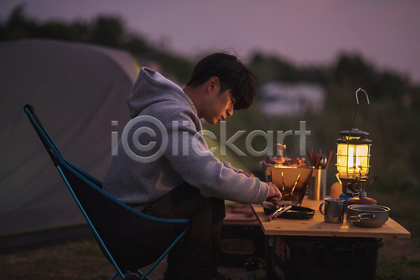 20대 남자 성인 성인남자한명만 한국인 한명 JPG 옆모습 포토 노을 맨라이프 상반신 식사 앉기 야간 야외 여행 욜로라이프 제주도 캠핑 텐트