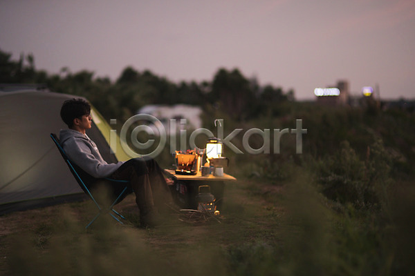 휴식 20대 남자 성인 성인남자한명만 한국인 한명 JPG 옆모습 포토 노을 맨라이프 앉기 야간 야외 여행 욜로라이프 전신 제주도 캠핑 텐트