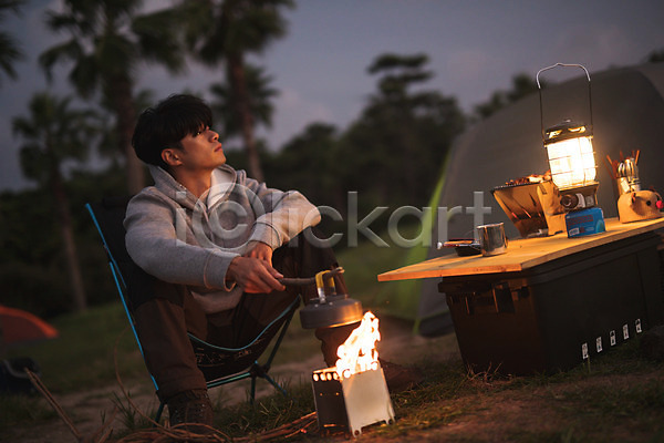 휴식 20대 남자 성인 성인남자한명만 한국인 한명 JPG 앞모습 포토 노을 맨라이프 앉기 야간 야외 여행 욜로라이프 전신 제주도 캠핑 텐트