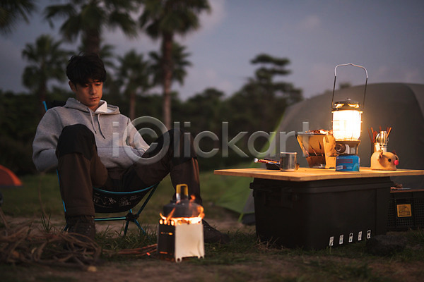 휴식 20대 남자 성인 성인남자한명만 한국인 한명 JPG 앞모습 포토 노을 맨라이프 앉기 야간 야외 여행 욜로라이프 전신 제주도 캠핑 텐트