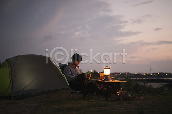휴식 20대 남자 성인 성인남자한명만 한국인 한명 JPG 옆모습 포토 노을 독서 맨라이프 앉기 야간 야외 여행 욜로라이프 전신 제주도 캠핑 텐트