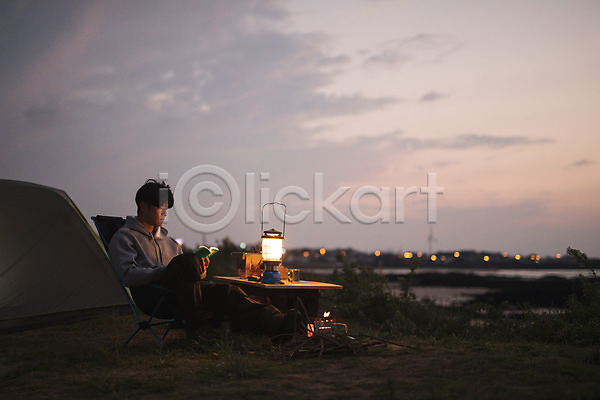 휴식 20대 남자 성인 성인남자한명만 한국인 한명 JPG 옆모습 포토 노을 독서 맨라이프 앉기 야간 야외 여행 욜로라이프 전신 제주도 캠핑 텐트