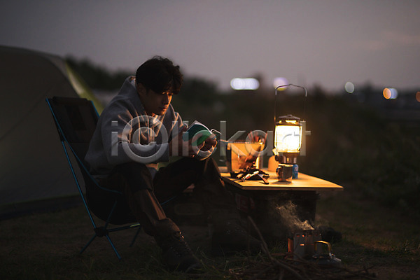 휴식 20대 남자 성인 성인남자한명만 한국인 한명 JPG 앞모습 포토 노을 독서 램프 맨라이프 안식처 앉기 야간 야외 여행 욜로라이프 전신 제주도 캠핑 텐트