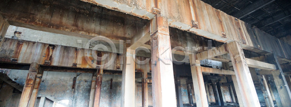 낭비 위험 사람없음 JPG 포토 해외이미지 건물 건축양식 검은색 공장 구식 그런지 금속 깨짐 내부 도시 먼지 방치 백그라운드 버리기 벽 벽돌 복고 빛 산업 수확 썩음 어둠 옛날 유리 직장 창고 창문 철강 파멸 폐기물 해외202004 해외포토