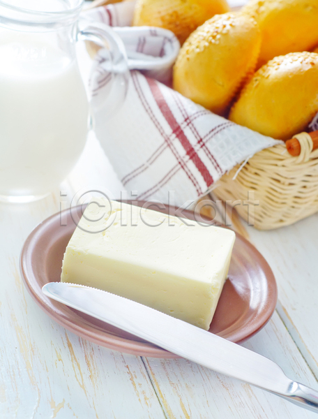 사람없음 JPG 포토 해외이미지 나무배경 나이프 바구니 버터 빵 실내 우유 접시 천(직물) 해외202004