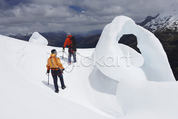 추위 함께함 남자 두명 성인 성인남자만 JPG 뒷모습 포토 해외이미지 걷기 겨울 겨울옷 뉴질랜드 뒤돌아보기 등산 등산스틱 밧줄 산 설산 야외 얼음 잡기 전신 주간 트래킹 하이커 하이킹 해외202004