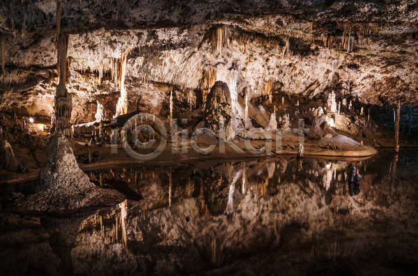 침묵 사람없음 JPG 포토 해외이미지 갈색 그림자 기둥 깊이 내부 내추럴 동굴 땅바닥 묘사 물 미술관 바위 반사 벽 빛 실내 어둠 자연 젖음 종유석 지질학 지하 체코 탐험 해외202004 호수